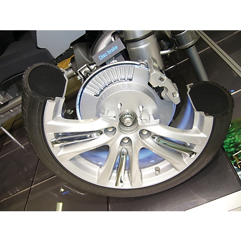 Vue en coupe d'une roue de voiture, montrant le disque de frein, l'étrier et le pneu.